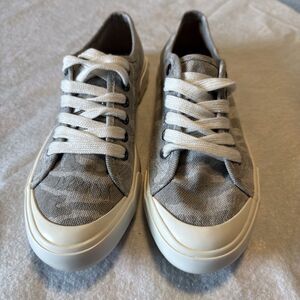Gray Camo Gray White Low Top Tennis Shoes Women’s Rocket Dog Size 8 Lace-up Shoe